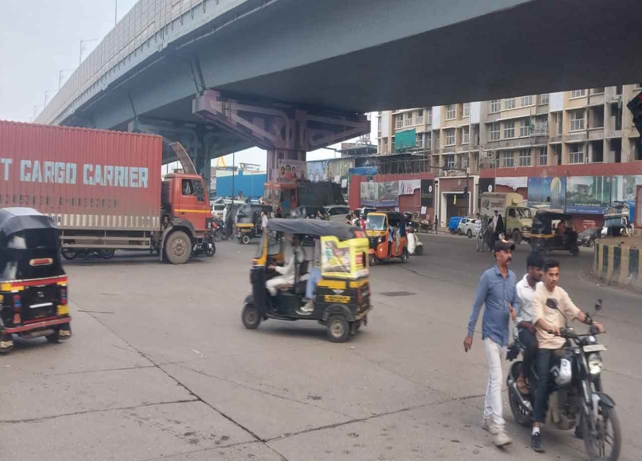 मानखुर्द ट्रैफिक पुलिस की लापरवाही! शिवाजी नगर सिग्नल बना मौत का सिग्नल