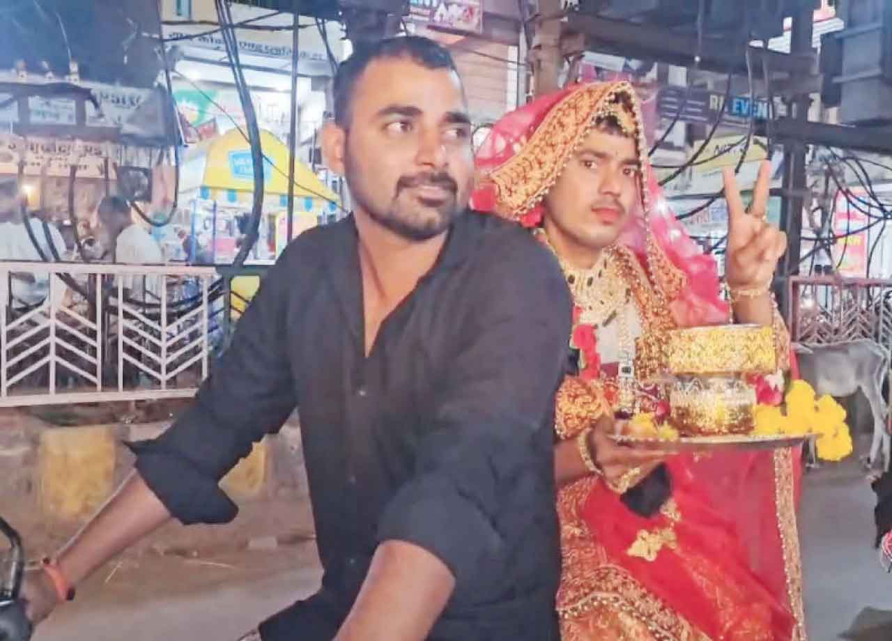 भिंड में दोस्ती की मिसाल : दोस्त के लिए रखा ‘करवा चौथ’ का व्रत, सोलह शृंगार कर दिया अनोखा संदेश