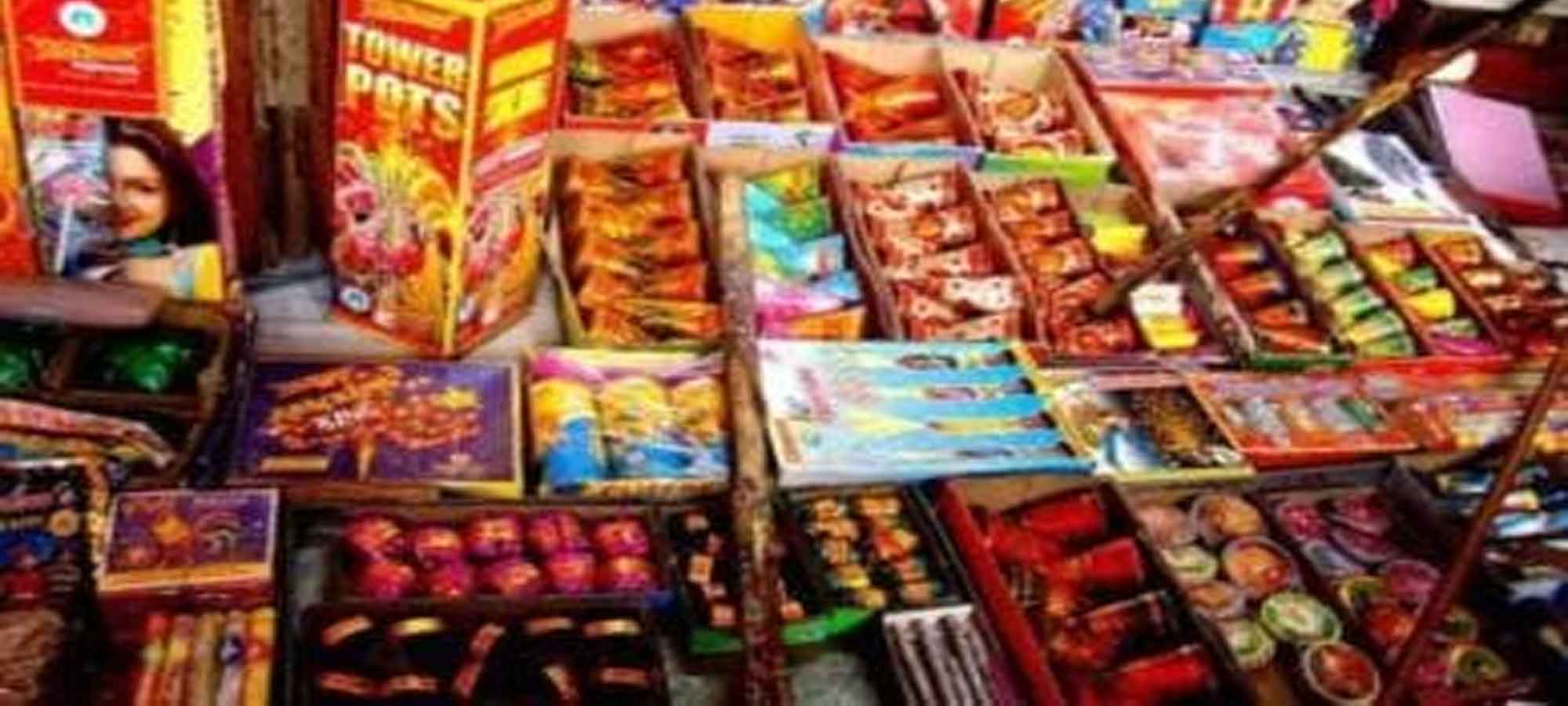 दीपावली से पहले डीआरआई की बड़ी कार्रवाई: गुजरात से चीनी पटाखों का तस्कर गिरफ्तार, करोड़ों का माल जब्त