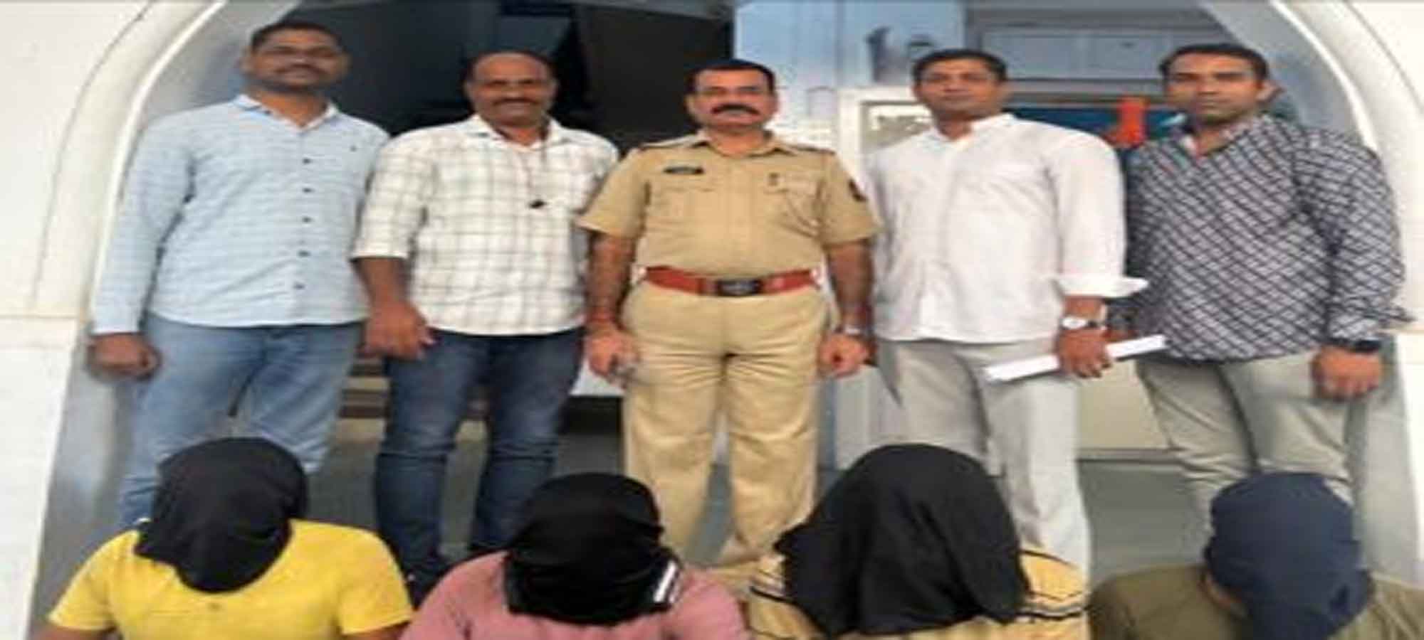 पैकर्स एंड मूवर्स के नाम पर घरफोड़ियां करने वाला गिरोह गिरफ्तार, सायन और कालाचौकी पुलिस की संयुक्त कार्रवाई में ₹12.20 लाख का माल बरामद