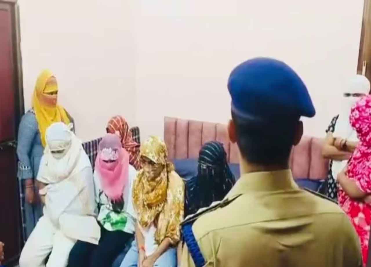 वाराणसी के होटल टाउन हाउस में सेक्स रैकेट का भंडाफोड़, चार युवतियां गिरफ्तार