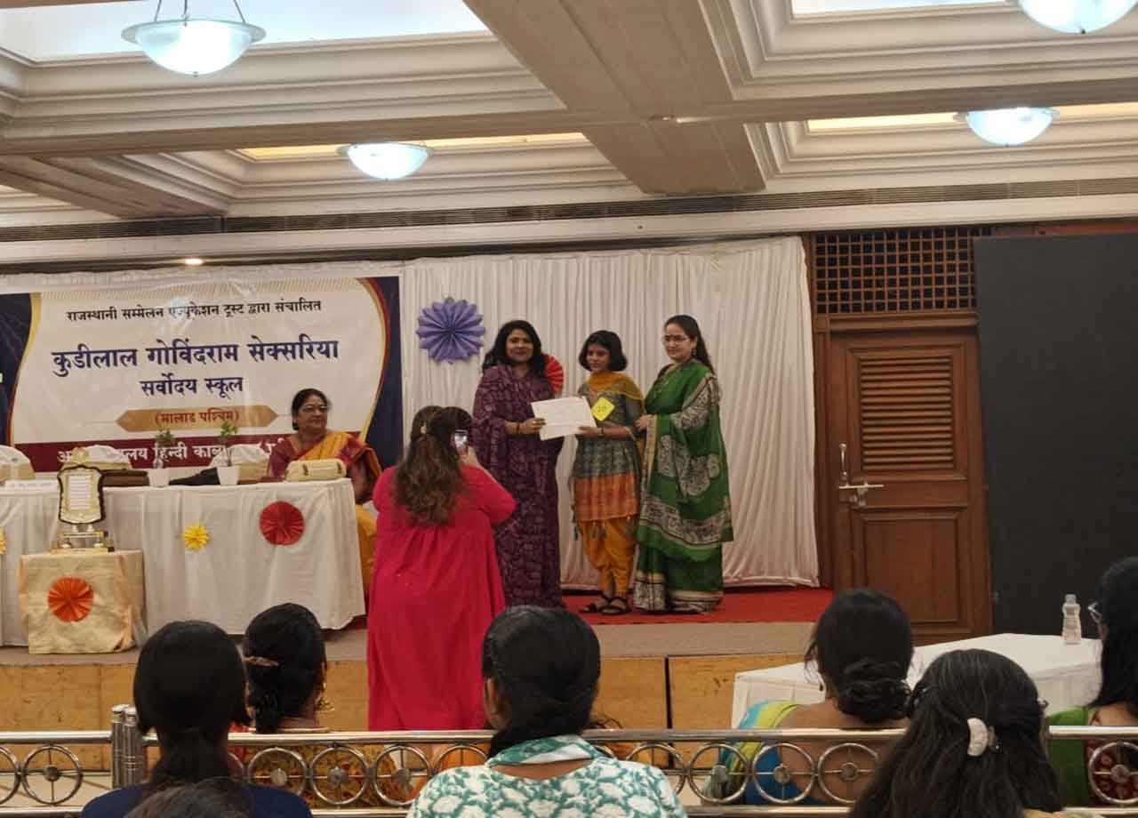 हिंदी हाईस्कूल, घाटकोपर की छात्राओं ने अंतर्विद्यालयीन कविता पाठ प्रतियोगिता में लहराया परचम