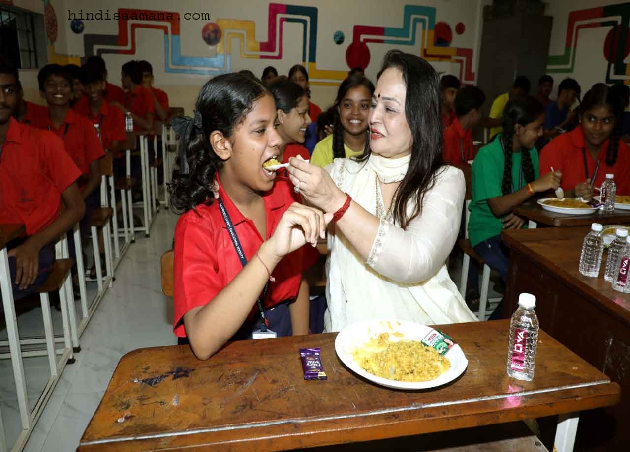 मुक्ति फाउंडेशन के अंतर्गत स्मिता ठाकरे ने स्कूलों में निःशुल्क "कला और नाट्य" कार्यशाला का आयोजन किया 