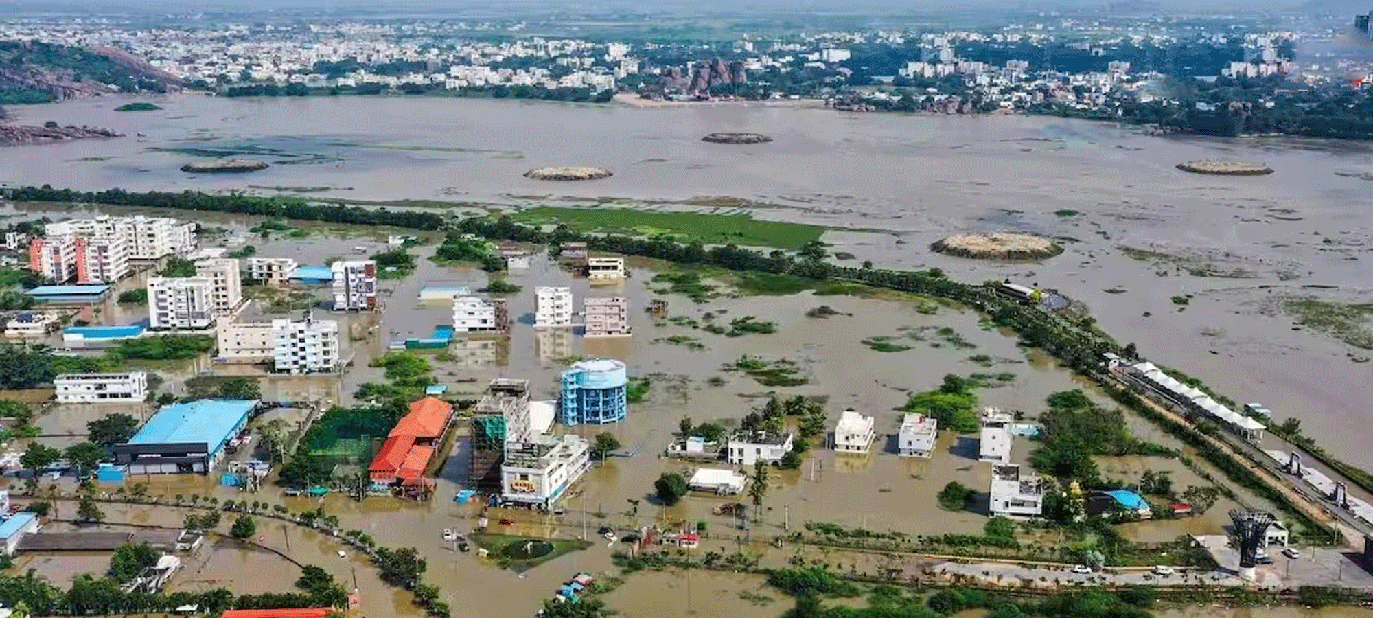 मोंथा का कहर: तेलंगाना में 12 की मौत, वारंगल में सबसे ज्यादा तबाही; रेल और सड़क यातायात ठप्प